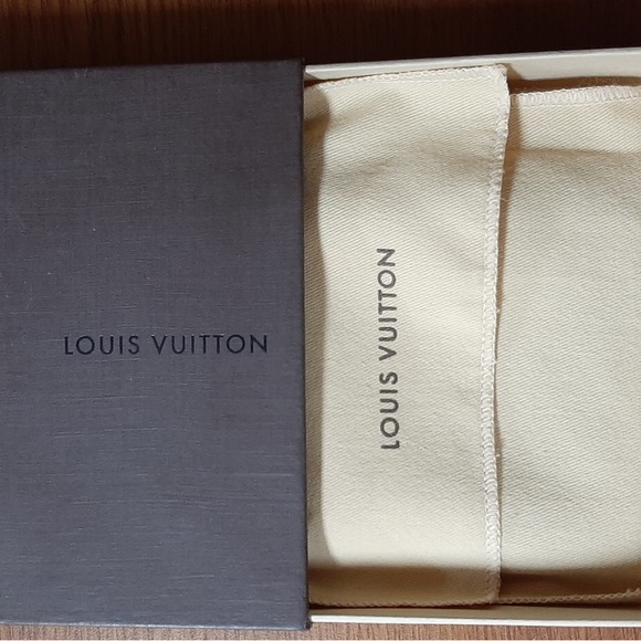Louis Vuitton wallet Amazing condition Original box and dust slip $350 obo - Picture 2 of 5